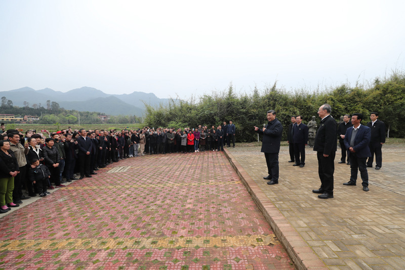 3月22日至25日，中共中央总书记、国家主席、中央军委主席习近平在福建考察。这是23日下午，习近平在三明沙县夏茂镇俞邦村考察时，同乡亲们亲切交流。新华社记者 王晔 摄