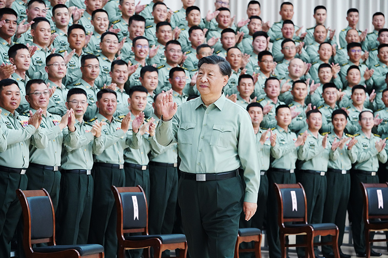 9月8日,中共中央总书记、国家主席、中央军委主席习近平到78集团军视察。这是习近平亲切接见78集团军官兵代表。