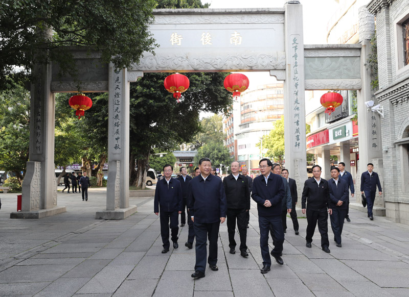 3月22日至25日，中共中央总书记、国家主席、中央军委主席习近平在福建考察。这是24日下午，习近平在福州三坊七巷历史文化街区步行察看南后街。新华社记者 王晔 摄